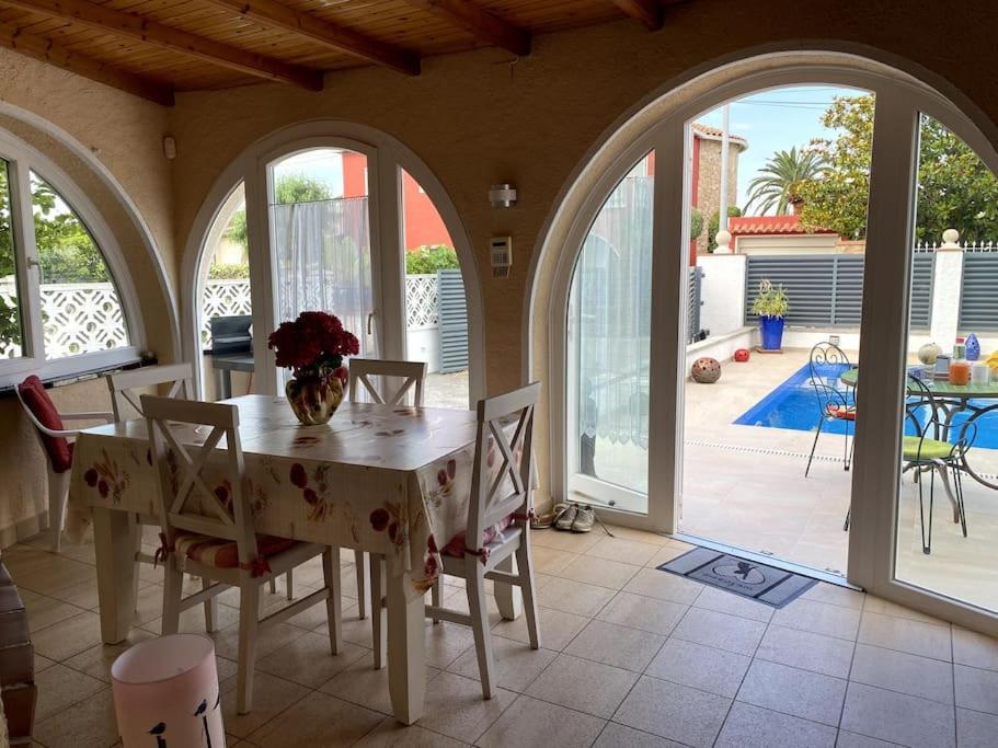 Jolie Maison Avec Sa Piscine Privee Wifi Empuriabrava Bagian luar foto